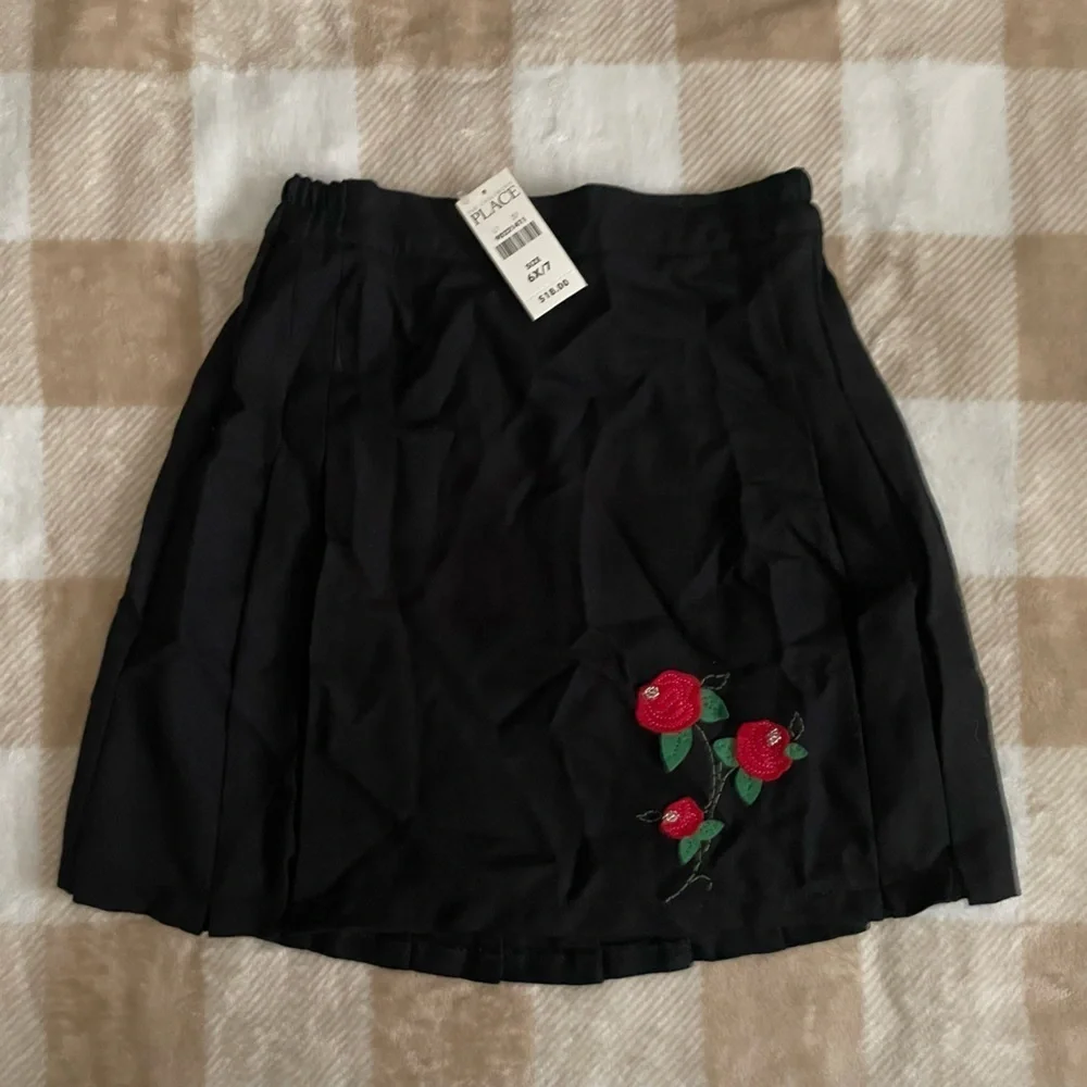 Vintage Girls The Children's Place Black Skirt with Red Floral Design